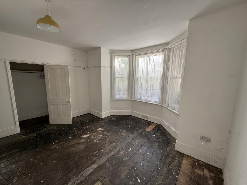 Lot: 159 - FLAT FOR REFURBISHMENT - Main bedroom with bay window